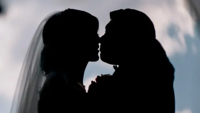 Una pareja a contraluz