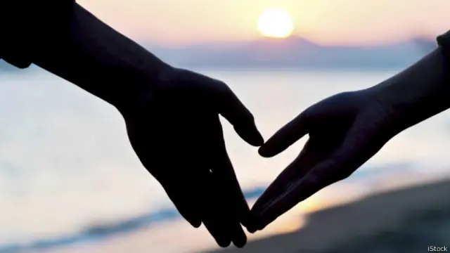 Dos manos a punto de tocarse