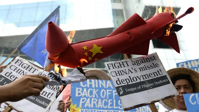 阿基诺总统任职期间，菲律宾将南中国海领土争议提交联合国国际仲裁法庭，菲律宾国内也爆发示威游行（资料图）。