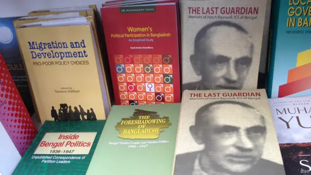 বই মেলায় কিছু স্টলে ইংরেজি ভাষায় বই দেখা যায়। 