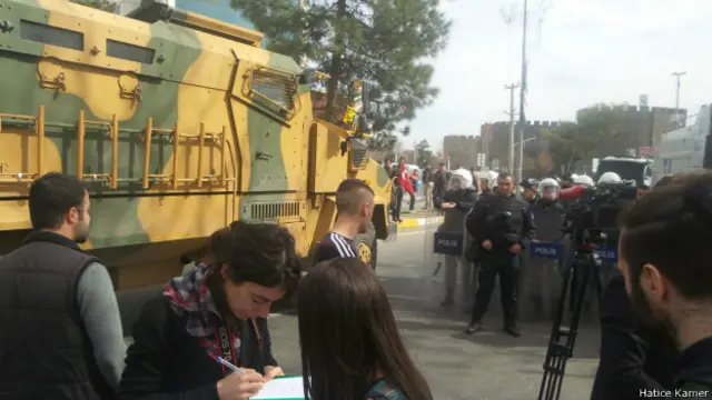 Gazeteciler, Sur'a geçişlerine izin verilmeyince barikatların önünde açıklama yaptılar