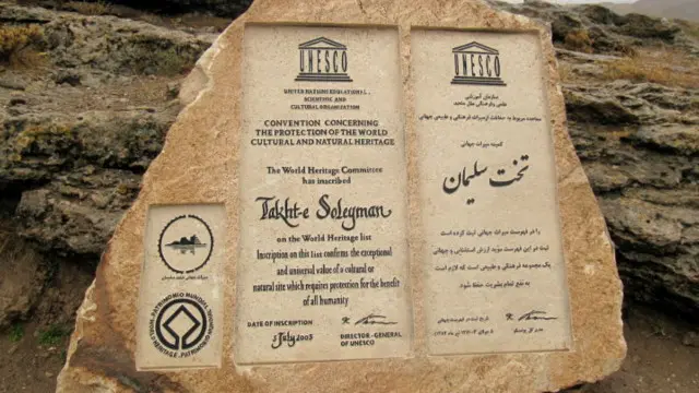 لوحۀ کمیتۀ میراث جهانی یونسکو دربارۀ مجموعه آثار باستانی تخت سليمان در 42 كيلومتری شمال شرقی شهرستان تكاب در استان آذربايجان غربی. [با تشکر از سایت sardroudmount.it]