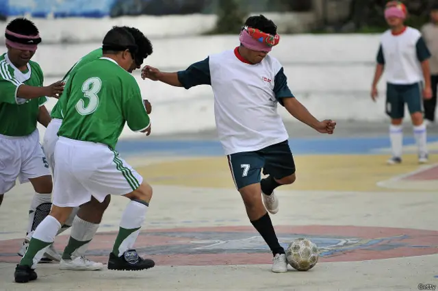 Ciegos jugando fútbol