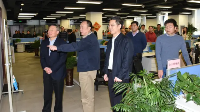 肖钢最新一次在证监会官网上露面的活动是春节前,他于2月5日在中证信息技术服务有限责任公司调研,祝中央监管信息平台建设工作人员新春愉快。