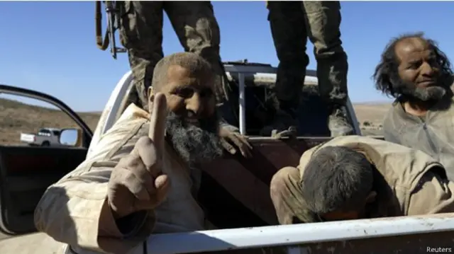 د "اسلامي دولت" ډلې غړي، چې په الشدادي کې د "سوریې دیموکراتیک ځواکونو ډلې" نیولي دي