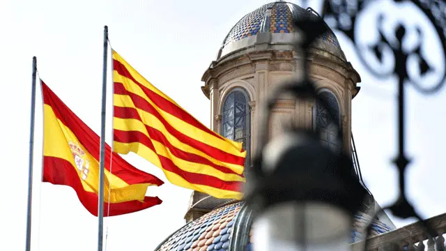Cờ Tây Ban Nha (trái) và Catalan (phải) bên cạnh trụ sở chính quyền địa phương Catalan(Credit: Gerard Julien/AFP/Getty)