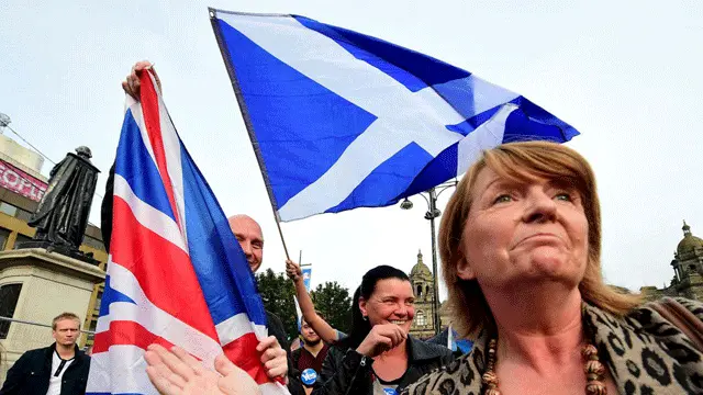 Dân thành phố Glasgow đang đợi bầu tại cuộc trưng cầu dân ý cho nền độc lập của Scotland (Ảnh: Jeff J Mitchell/Getty)