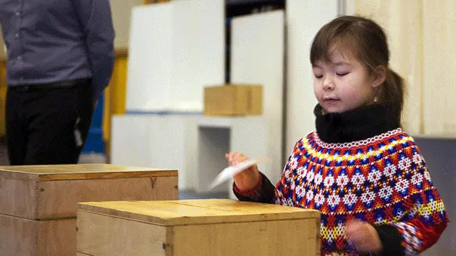 Fiona Niviaq Berthelsen giúp mẹ bỏ phiếu bầu hộ mẹ tại cuộc trưng cầu dân ý tự quản ở vùng Nuuk, Greenland (Ảnh: Ulrik Bang/AFP/Getty)