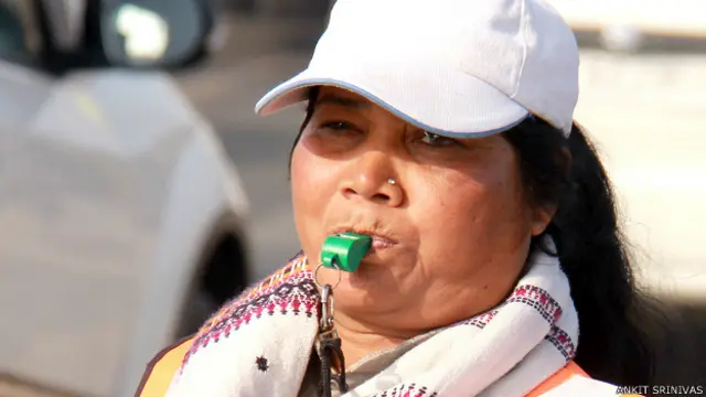 ڈورس گذشتہ چھ سال سے روزانہ ایک چوارہے پر آکر ٹریفک کو منظم کرتی ہیں