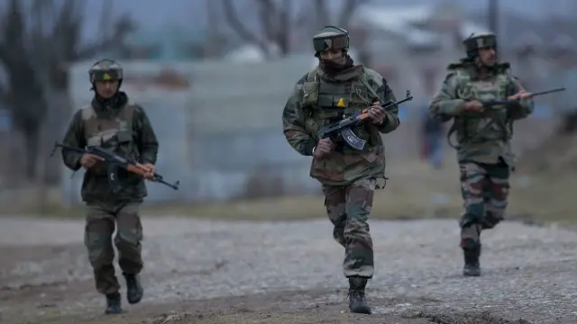 دا اډه پاکستان سره د کنټرول کرښې ته څېرمه پرته ده.