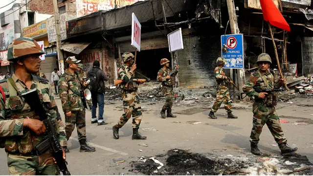 بھارتی ریاست ہریانہ میں جاٹ برادری کی ریزرویشن تحریک سے شروع ہونے والے تشدد میں ہلاکتوں کی تعداد چھ ہو گئی ہے جبکہ آٹھ شہروں میں کرفیو نافذ کر دیا گیا ہے۔
