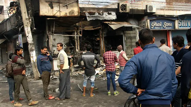 تشدد سے متاثرہ علاقوں میں سنیچر کو کرفیو کے باوجود مظاہرین سڑکوں پر آ گئے جبکہ روہتک اور جند میں مظاہرین نے پولیس کی گاڑیوں، سرکاری، نجی املاک اور بسوں کو نذرِآتش کر دیا۔
