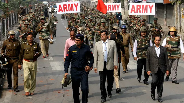 گذشتہ روز جمعے کو روہتک میں نسلی فسادات کے بعد شہر میں کرفیو نافذ کر دیا گیا تھا جبکہ سنیچر کو کرفیو آٹھ شہروں تک بڑھا دیا گیا۔
