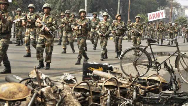 جمعرات کو جاٹ برادری کی جانب سے ملازمت اور تعلیم کے شعبوں میں ریزرویشن کے مطالبات کے لیے ریلی نکالی تھی جس کے بعد صورت حال پر تشدد ہوگئی تھی۔
