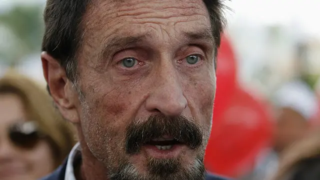 قال مكافي إنه سيأكل حذاءه إذا لم يتمكن من فك تشفير جهاز اي فون