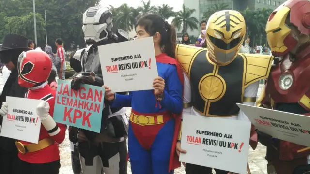 Aksi superhero Menolak Revisi UU KPK BBC News Indonesia