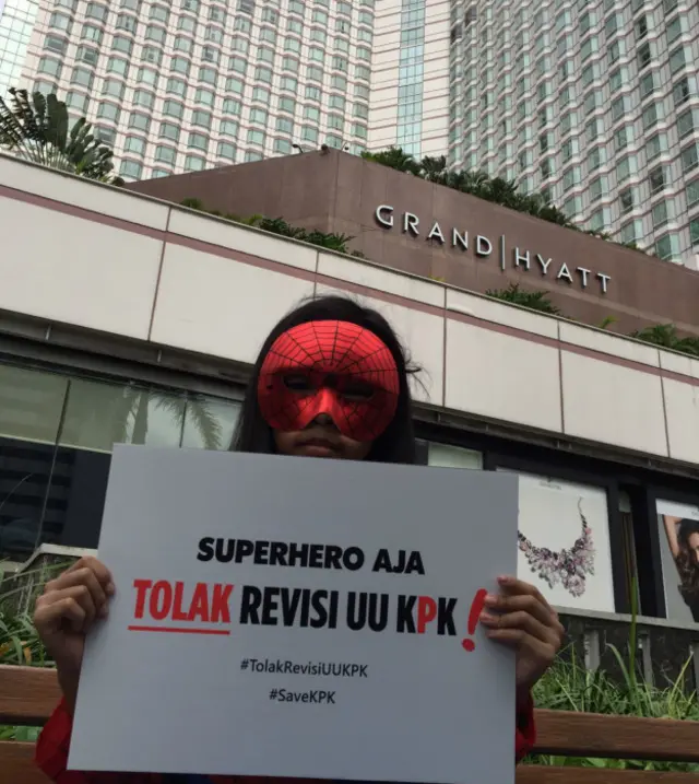 super hero tolak revisi UU KPK