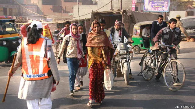 وہ کوئی پولیس اہلکار نہیں لیکن یہ کام وہ بے غرض طور پر کرتی ہیں