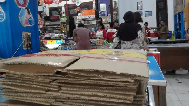 ganti kantong kresek dengan kardus