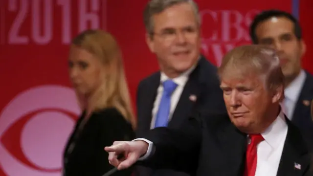 جاء انسحاب بوش بعد تقدم جديد لترامب (يمين) في ولاية ساوث كارولينا.