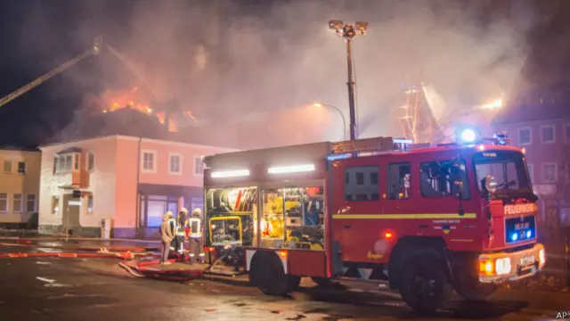 کچھ لوگوں نے آگ بجھانے والے عملے کو آگ پر قابو پانے سے روکنے کی کوشش بھی کی