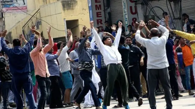 دمر محتجون المعدات في قناة مائية تعد مصدرا رئيسيا للمياه في دلهي.