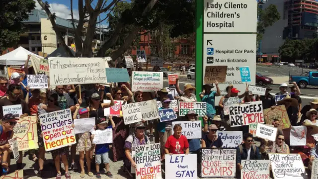 بچی کو نورو کیمپ بھیجنے سے بچانے کے فیصلے کی حمایت میں بہت سے افراد نے ہسپتال کے باہر مظاہرہ کیا تھا