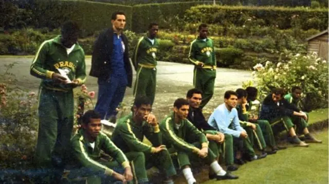 Picha hizo zinaonesha kikosi hicho kinachomjumuisha gwiji wa kandanda Pele wakibarizi nje ya mgahawa wa kifahari huko Cheshire Uingereza .