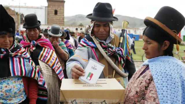 Morales dikenal gencar memperjuangkan hak-hak suku pribumi Bolivia. Morales berasal dari suku Aymara dan merupakan mantan petani daun koka sebelum menjadi presiden.