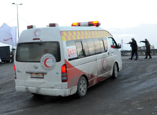 Скорая помощь увозит пострадавших с места взрыва