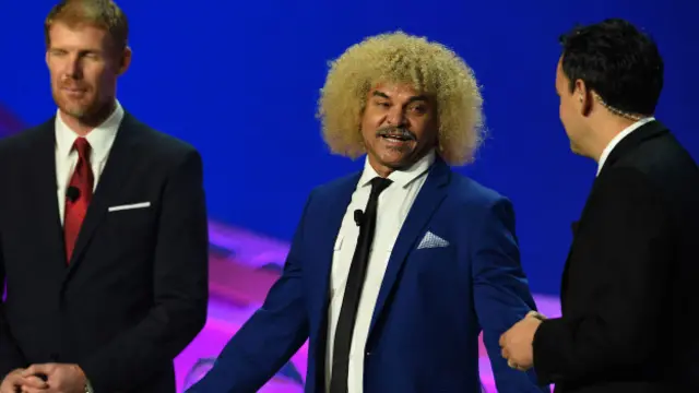 El "Pibe" Valderrama participó en la ceremonia del sorteo.