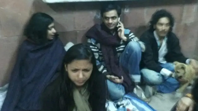 जेएनयू परिसर में अपने साथियों के साथ उमर खालिद.