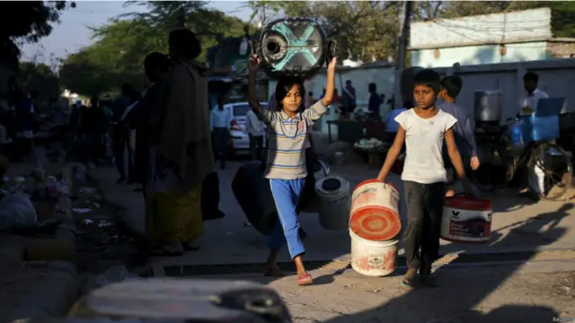 دہلی کے شمالی علاقے میں پانی کا بہران شدید ہے۔ سکولوں چھٹی کر دی گئی ہے۔