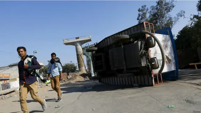 مظاہرین نے بڑے پیمانے پر توڑ پھوڑ کی ہے اور املاک کو نقصان پہنچایا ہے۔