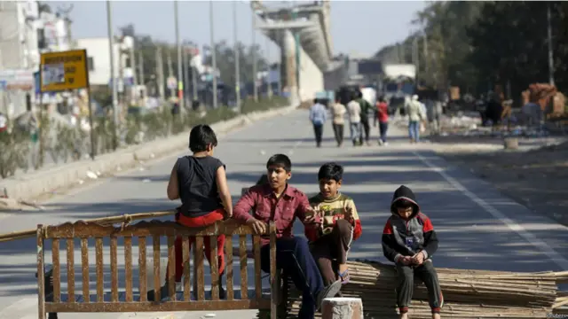 دوسری جانب ہریانہ کے بچے تک مظاہرے میں شامل ہیں سڑک کو بند کیے بیٹھے دیکھے جا سکتے ہیں۔