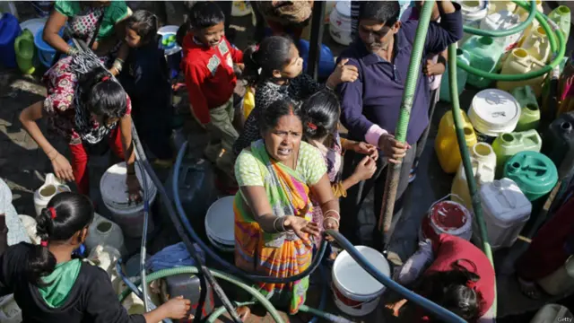 پانی کی فراہمی کے لیے سینکڑوں ٹینکرز جگہ جگہ پہنچائے جا رہے ہیں۔