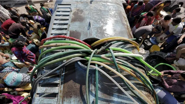 ہریانہ میں جاٹ برادری کی جانب سے سرکاری نوکریوں اور اداروں میں ریزرویشن کے مطالبے پر جاری احتجاج کے نتیجے میں دہلی میں پانی کا بحران پیدا ہو گیا ہے۔