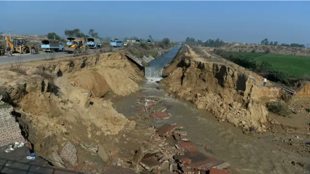 دہلی میں پانی کا بحران دہلی کو پانی سپلائی کرنے والی مونک نہر کو بند کیے جانے سے پیدا ہوا ہے۔