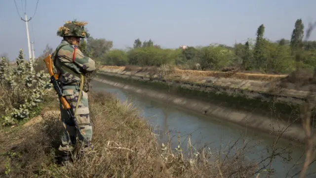 دہلی کے وزیرِ اعلیٰ اروند کیجریوال نے پیر کو بتایا کہ فوج نے نہر پر کنٹرول حاصل کر لیا ہے 