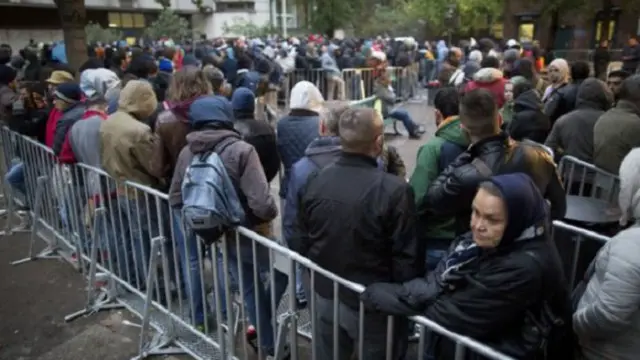 طالبو لجوء يصطفون أمام مكتب الرعاية الاجتماعية "لاجيسو" في برلين الذي يعرف بإجراءاته البطيئة المتكررة في إنهاء الإجراءات 