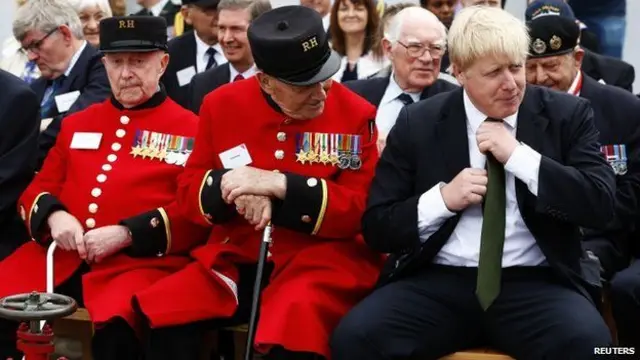 虽然约翰逊有英国上层社会背景，但他又不是那种"标准"的上流精英