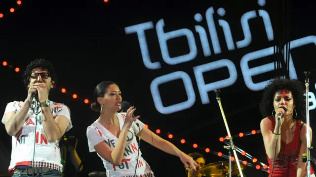 2009-cu ildə Gürcüstanı müsabiqədə təmsil etmək üçün seçilmiş mahnı yarışmanın qaydalarına zidd olduğu üçün kənarlaşdırılıb