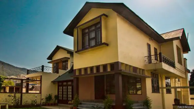 सलाउद्दीन अहमद इसी गेस्टहाउस में रहते हैं.