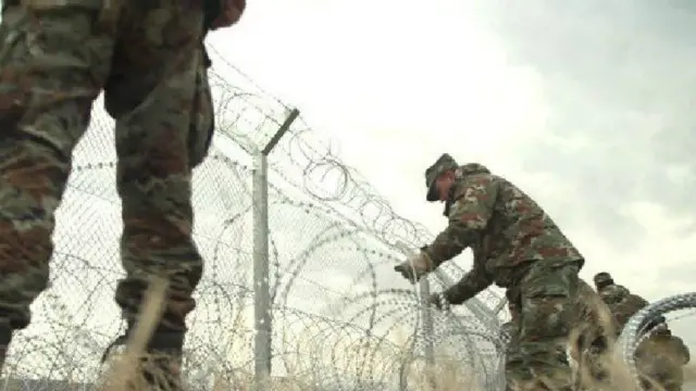 سلك شائك جديد يهدف إلى منع آلاف المهاجرين من العبور إلى مقدونيا