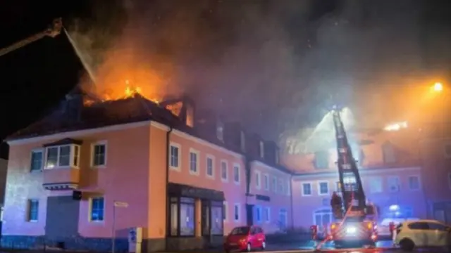 عدد من المارة ابتهج لرؤية النيران وهي تشتعل في نزل لإيواء اللاجئين في باوتسن