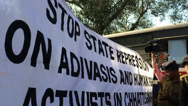 सोनी सोरी के समर्थन में छत्तीसगढ़ भवन के बाहर प्रदर्शन