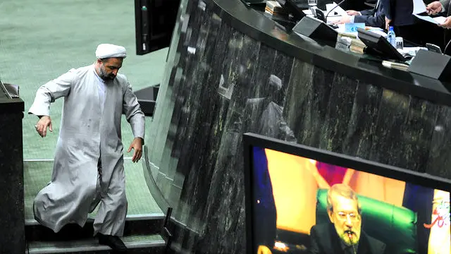 حمید رسایی (چپ) رد صلاحیت شد و علی لاریجانی (راست) بیرون از 'ائتلاف اصولگرایان' قرار گرفت