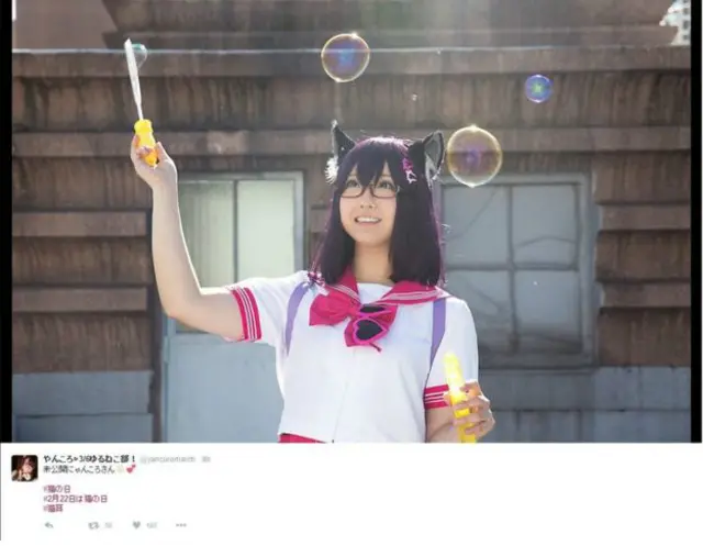 Девушка с кошачьими ушами на голове