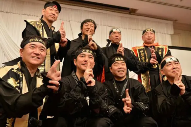 мужчины в костюмах ассасинов