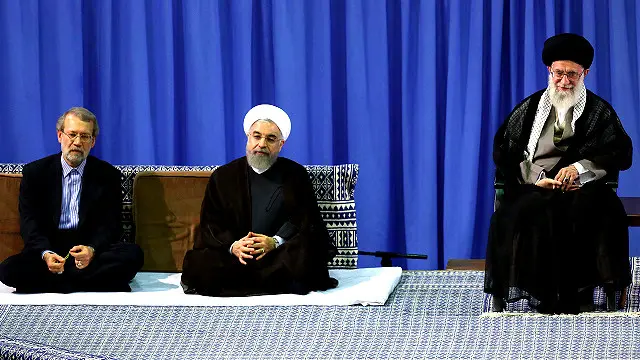آیتالله خامنهای راه را برای مذاکره هستهای دولت روحانی و تصویب توافق در مجلس توسط لاریجانی باز کرد اما خود از توافق فاصله گرفت